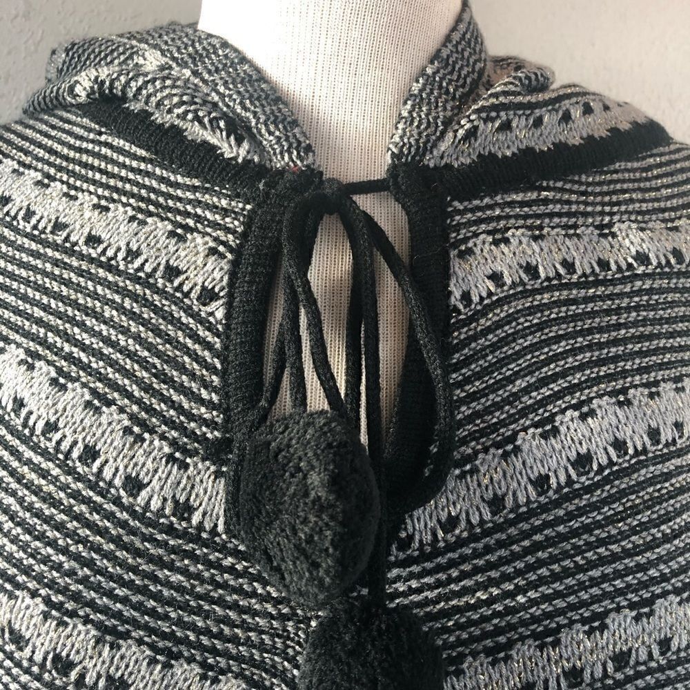 NWT BCBG MaxAria Hooded Poncho Size S/M - Picture 3 of 11